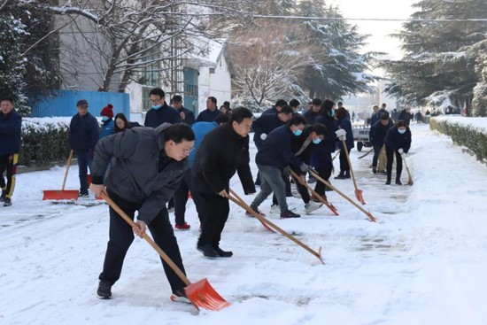 中國船舶風(fēng)帆公司積極組織掃雪，確保員工出行安全